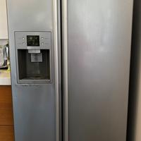 Frigorifero con dispenser