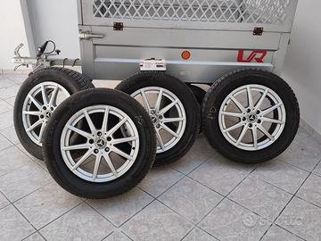 Cerchi Mercedes con pneumatici e bulloni