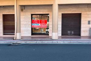 Locale 126 mq- n°2 vetrine