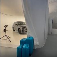 Pedana rotante con gabbia di luce per auto