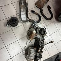 Motore LI125 con 2 marmitte, cilindro e pistone