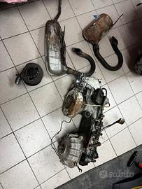 Motore LI125 con 2 marmitte, cilindro e pistone