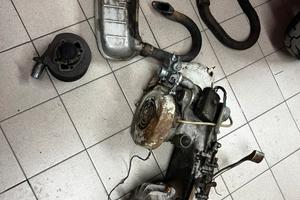 Motore LI125 con 2 marmitte, cilindro e pistone