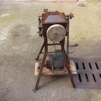 antica affilatrice da museo