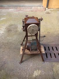 antica affilatrice da museo