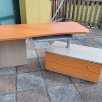 Scrivania con cassettiera