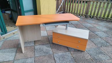 Scrivania con cassettiera