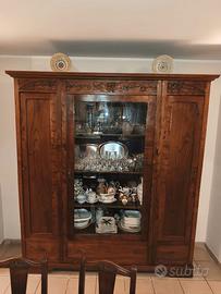 Vetrina e tavolo con 6 sedie - stile classico