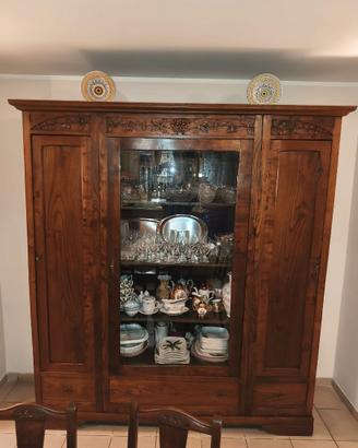 Vetrina e tavolo con 6 sedie - stile classico