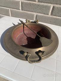 Braciere antico di rame con paletta