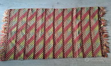 Tappeto in lana anni 40 ricamato a mano