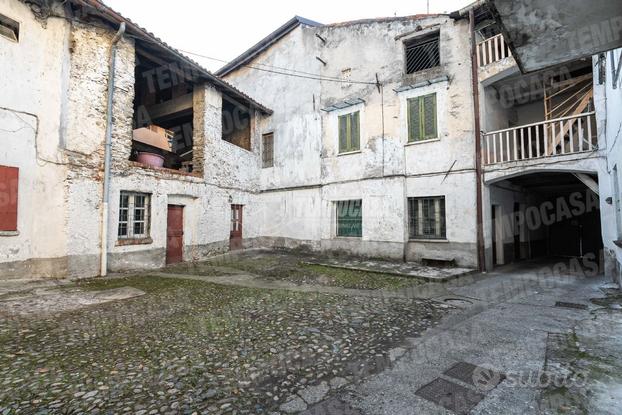 CASA A RUSTICO SEMINDIPENDENTE SU PIU' LIVELLI IN