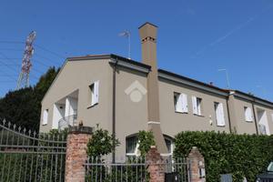 VILLA A SCHIERA A SPINEA
