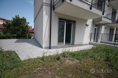 Bilocale con box e giardino classe a