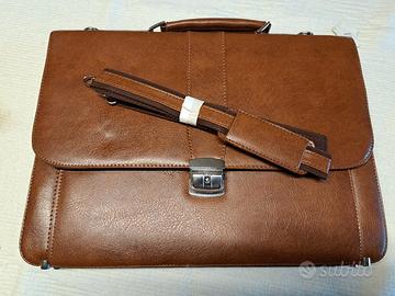 Cartella in pelle marrone con chiusura a pulsante 