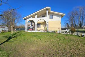 VILLA A SCHIERA D'ANGOLO A TORRAZZA PIEMONTE