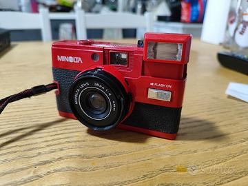 Minolta HI-MATIC GF fotocamera rossa
