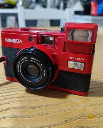 Minolta HI-MATIC GF fotocamera rossa