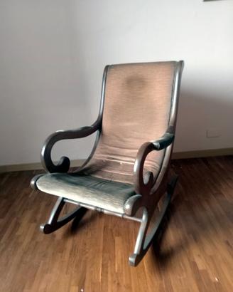 Sedia a dondolo classica in legno e velluto