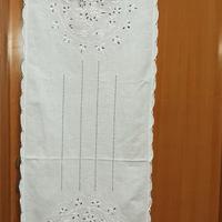 Coppia di tende ricamate a intaglio