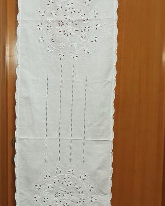 Coppia di tende ricamate a intaglio