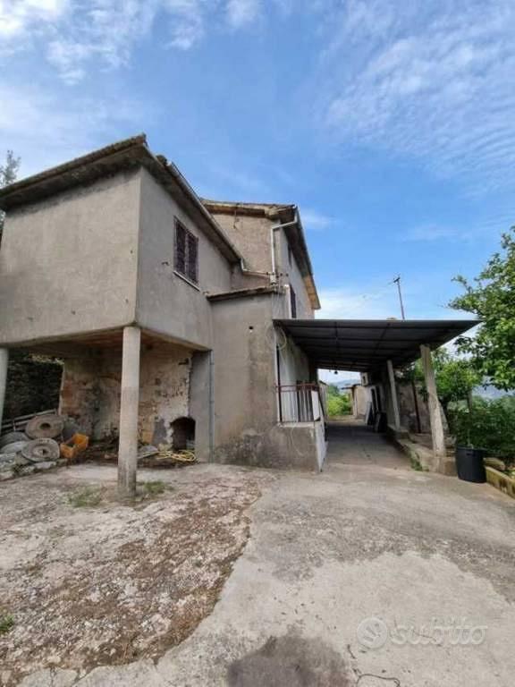 Rustico / Casale di 230 m² con 5 locali e box auto - Vista 4