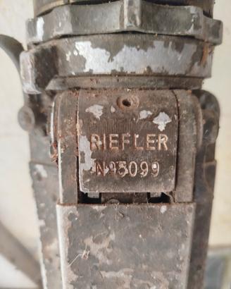 Tripiede Riefler