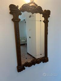 Specchio con cornice in legno