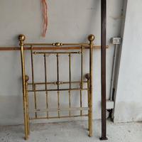 letto con tastiere in ottone