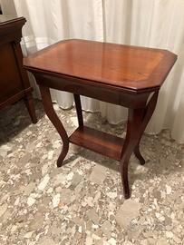 Tavolino classico in noce