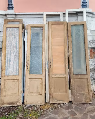 vecchie porte e porte finestre