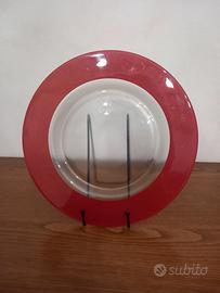 Piatto con bordo rosso
