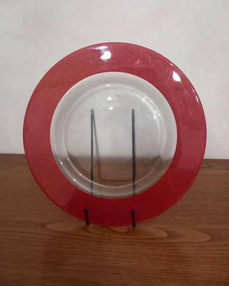 Piatto con bordo rosso