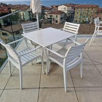 10 Tavoli e 40 Sedie