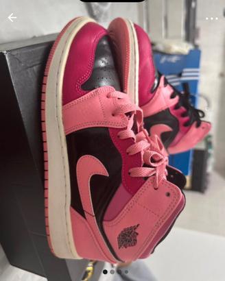 Jordan 1 mid fucsia e nere