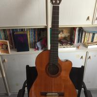 Chitarra pre amplificata Yamaha classica