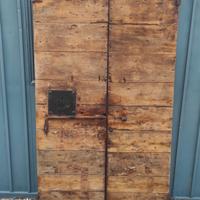 vecchio balconi scuri restaurati