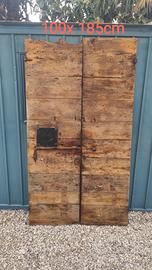 vecchio balconi scuri restaurati