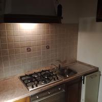 Cucina con piano cottura a gas