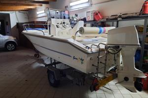 Imbarcazione a motore