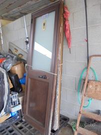 2 porte uguali misura : altezza 209 cm e larghe 69