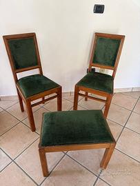Sedie in legno e poggiapiedi