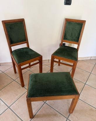 Sedie in legno e poggiapiedi