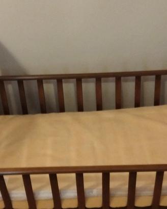 Lettino per bambini in legno con materasso