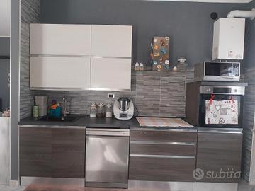 Cucina con tavolo e sedie 