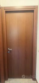 Porta a battente color ciliegio