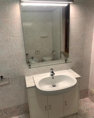Mobile lavandino bagno con specchio