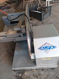 affettatrice con disco 330