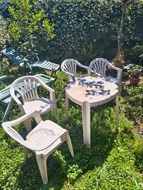 sedie e tavolo da giardino