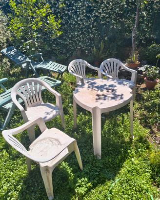 sedie e tavolo da giardino